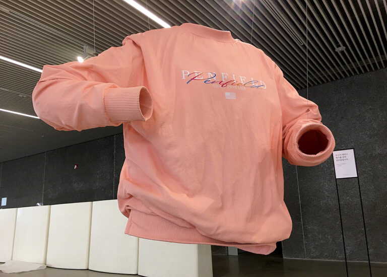 팬필드-티셔츠-조형물-2